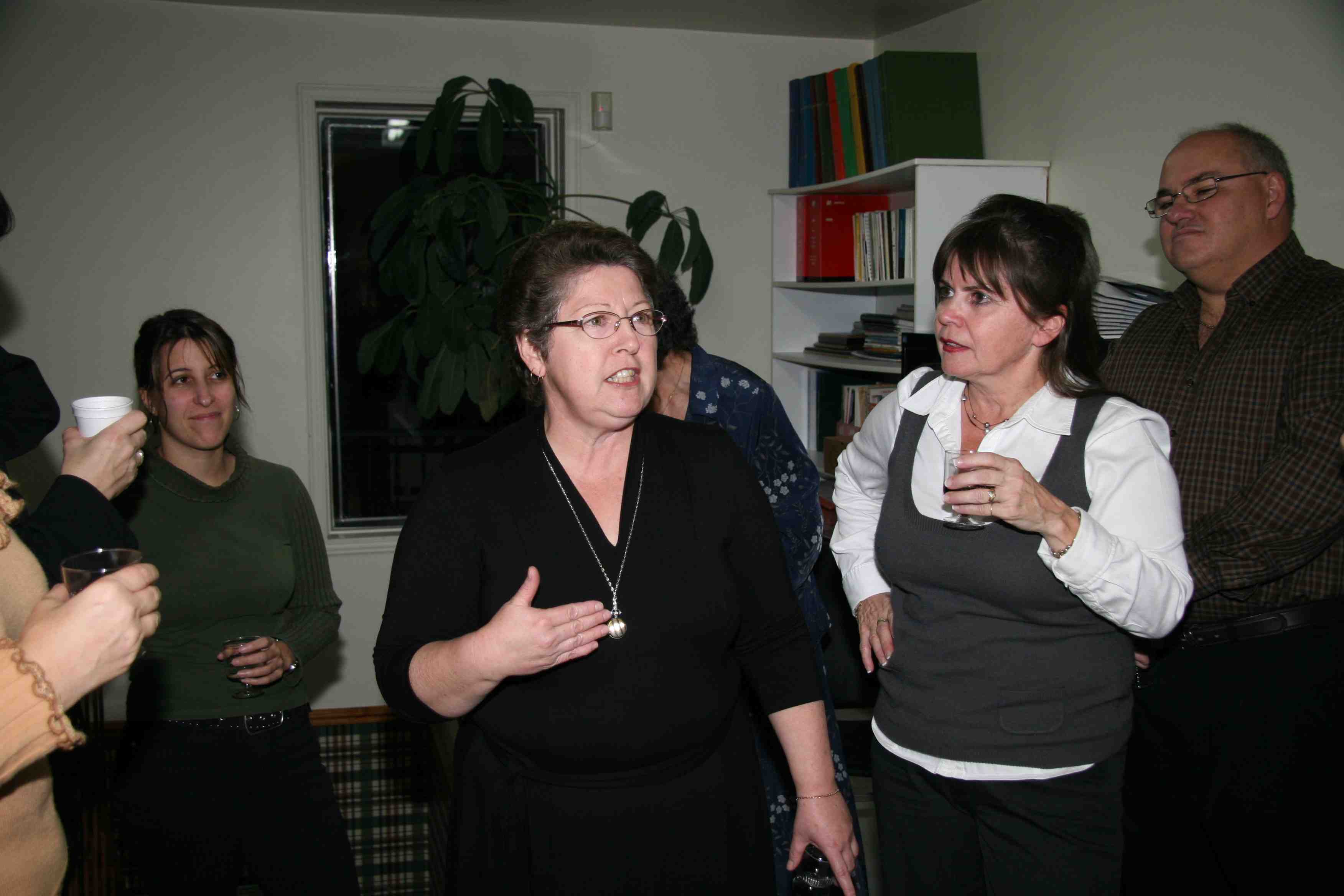 La présidente anime la visite.