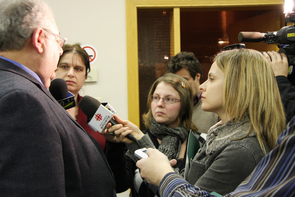 M Wheeler donne des précisions aux journalistes