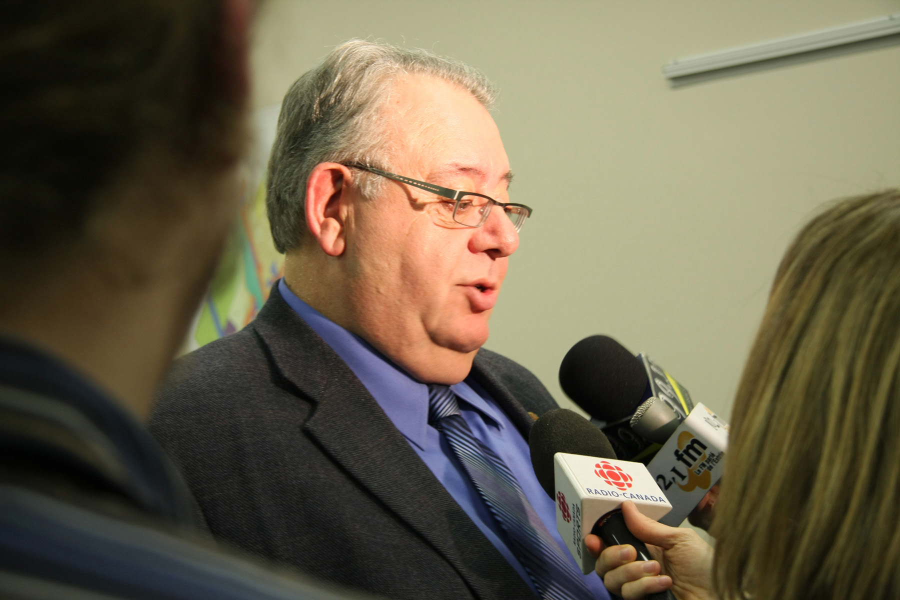 M Wheeler donne des précisions aux journalistes