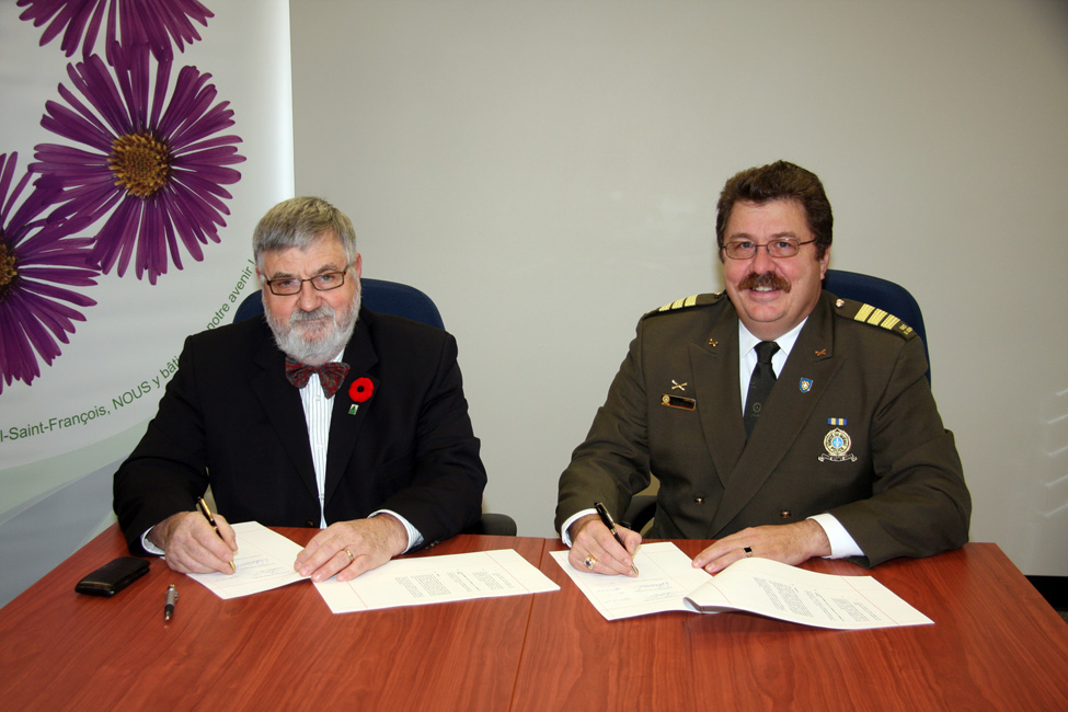 Signature d'une entente avec la SQ pour 18 villes de la  MRC
