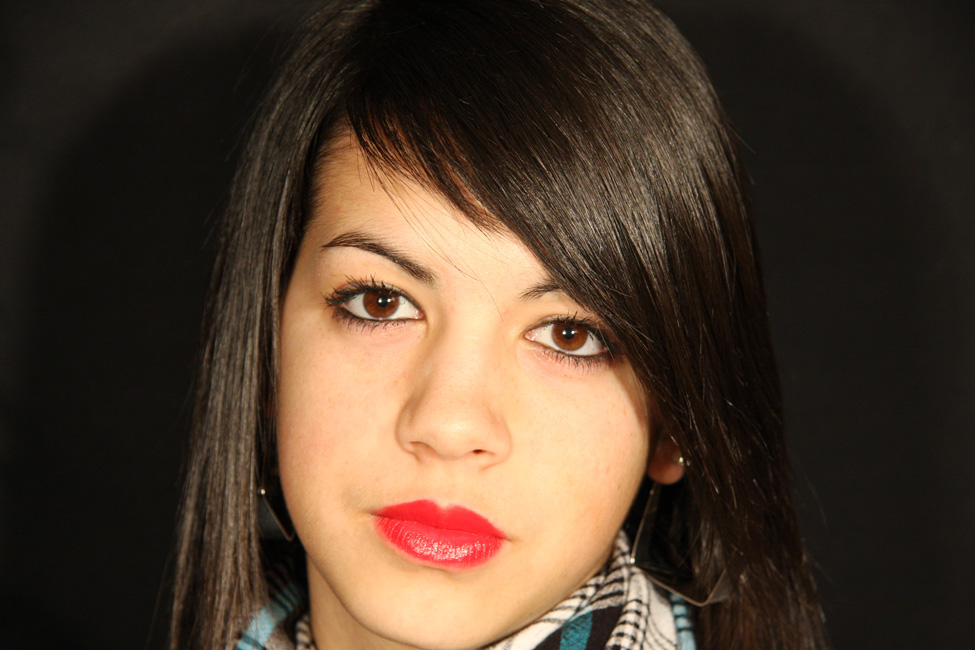 Édith pose pour les étudiants en photo