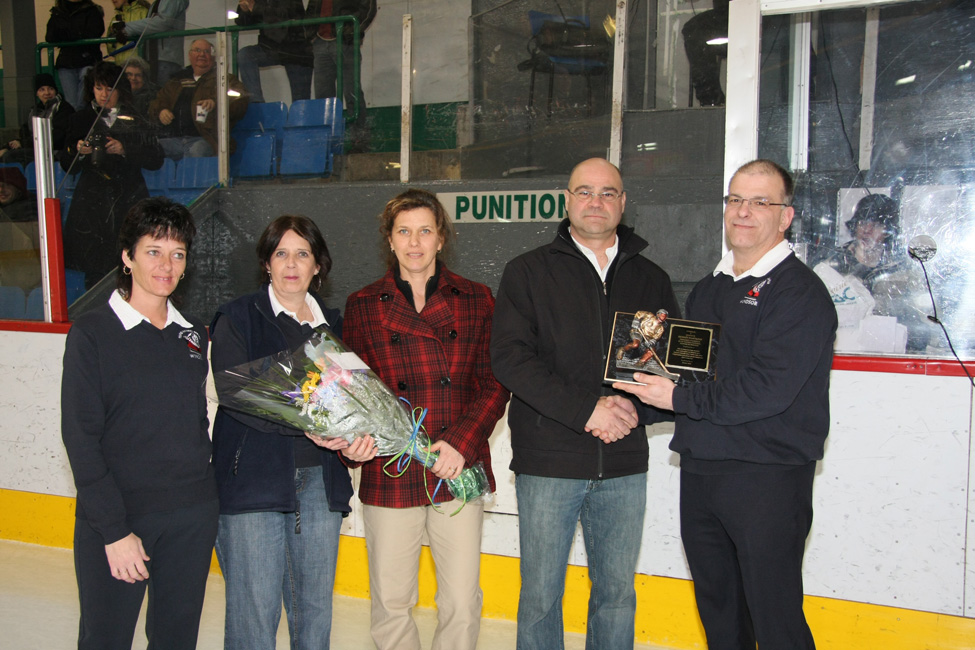 Remise de fleurs et d'une plaque souvenir