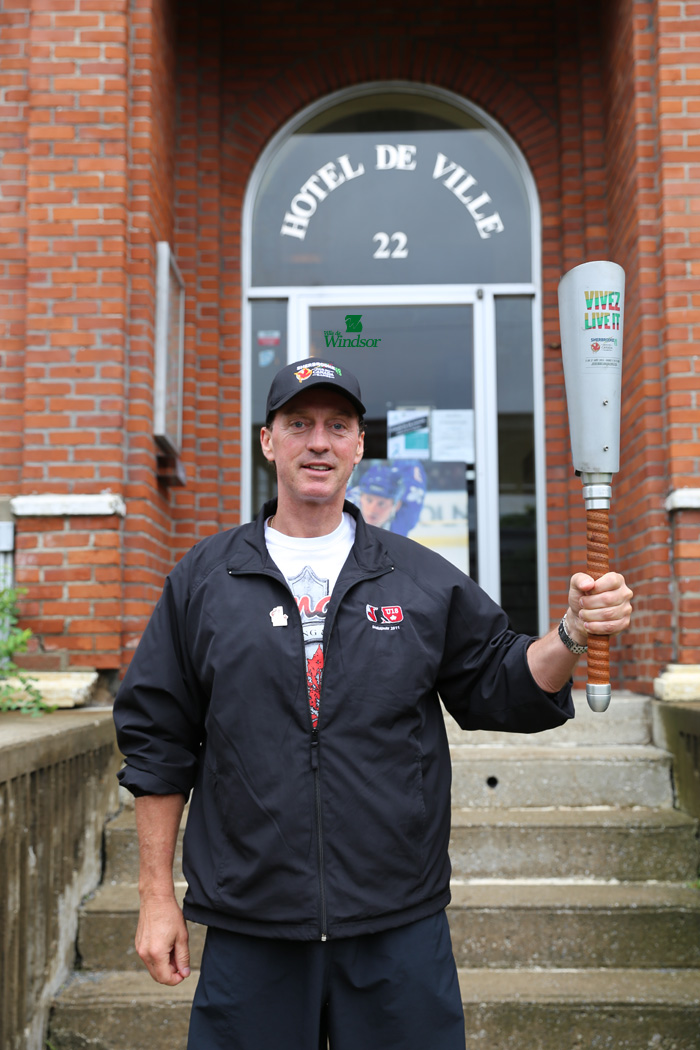 Marc Fortier portait la flamme des jeux du Canada à Windsor