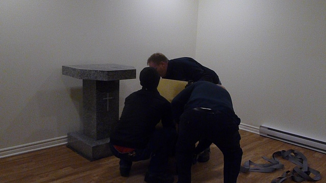 Déménagement des nouveaux bancs de l’Église/25 novembre-14