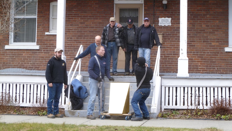 Déménagement des nouveaux bancs de l’Église/25 novembre-14