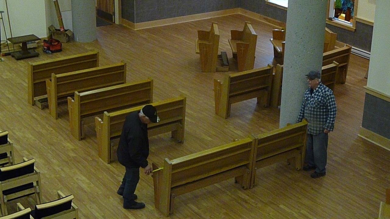 Déménagement des nouveaux bancs de l’Église/25 novembre-14