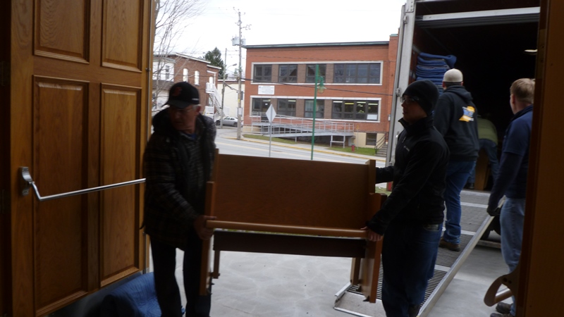 Déménagement des nouveaux bancs de l’Église/25 novembre-14