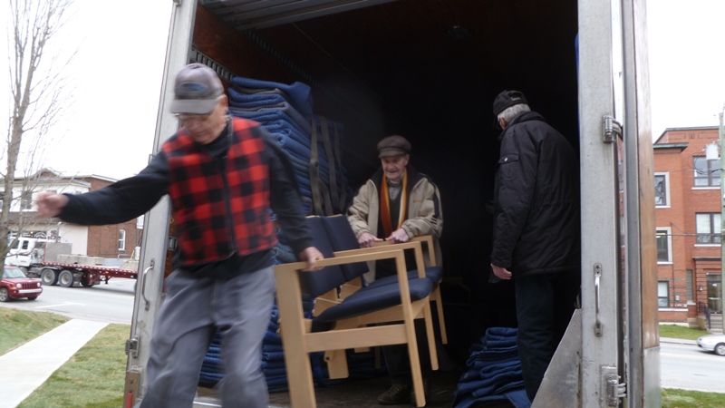 Déménagement des nouveaux bancs de l’Église/25 novembre-14