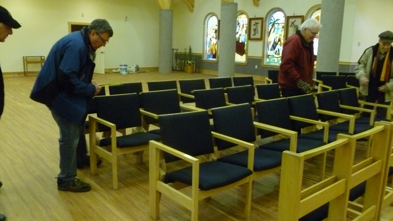 Déménagement des nouveaux bancs de l’Église/25 novembre-14