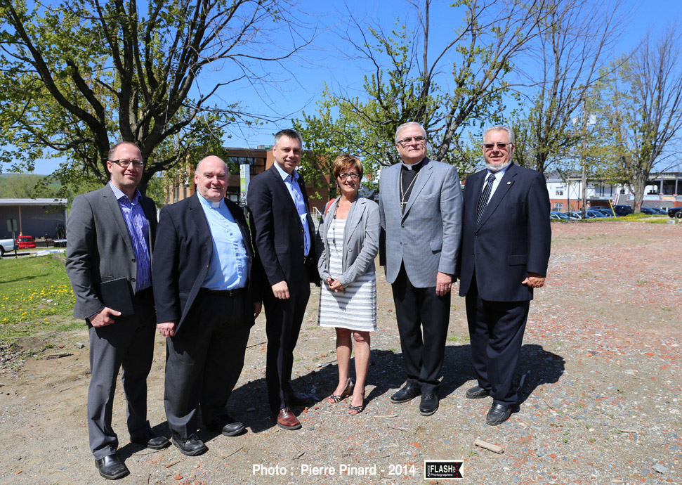 Pelletée de terre pour l'Église