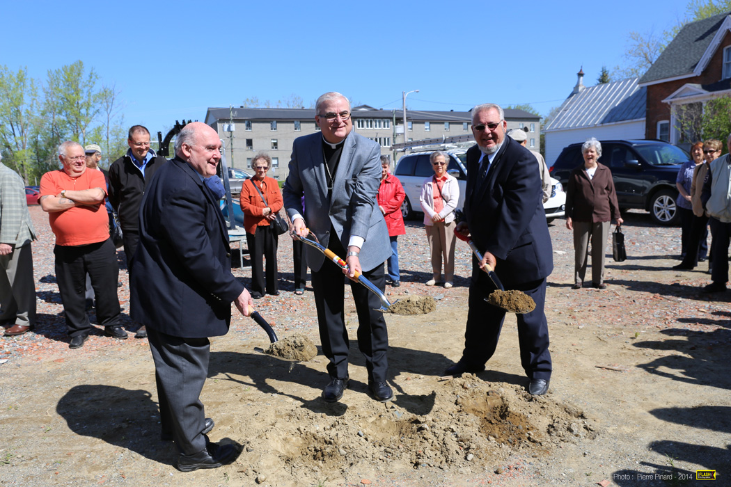 Pelletée de terre pour l'Église