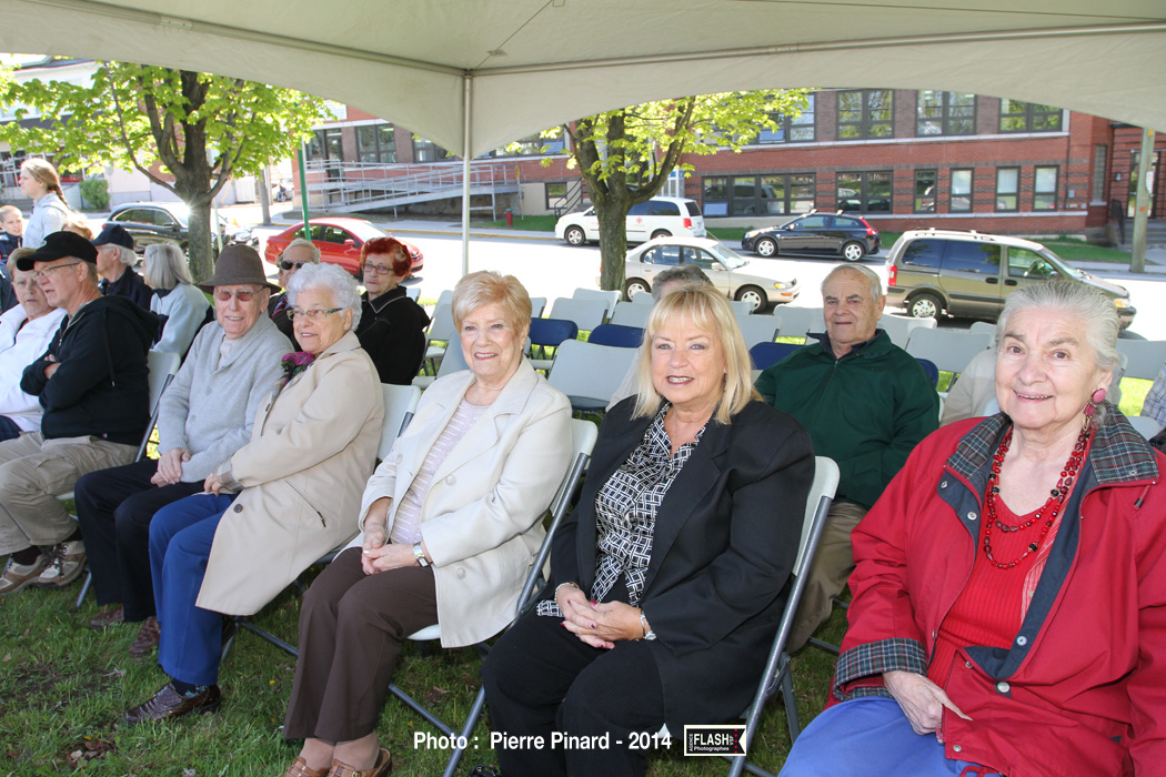 Pelletée de terre pour l'Église