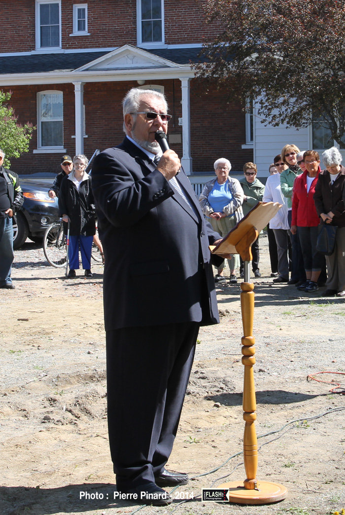 Pelletée de terre pour l'Église