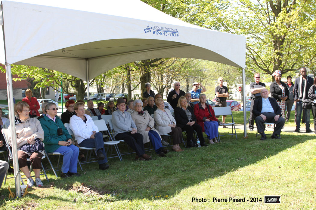 Pelletée de terre pour l'Église