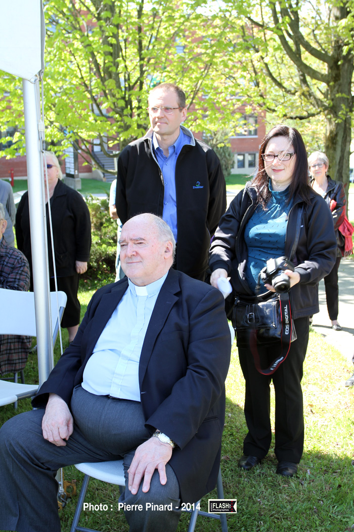 Pelletée de terre pour l'Église