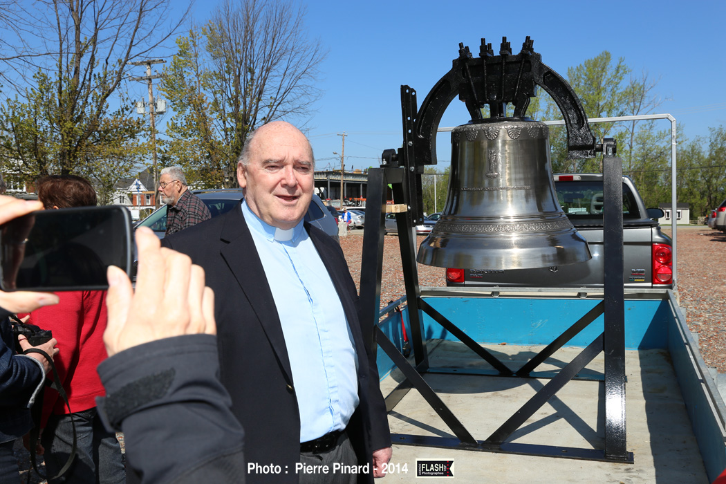 Pelletée de terre pour l'Église