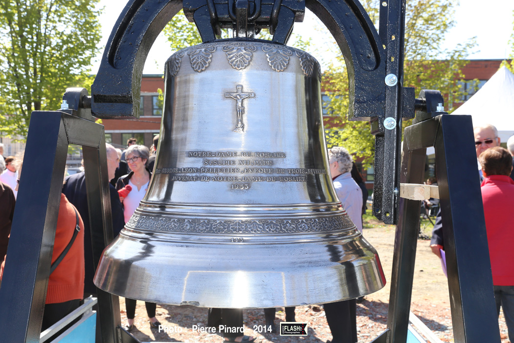 Pelletée de terre pour l'Église