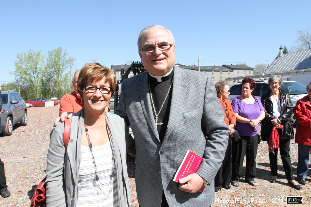 Pelletée de terre pour l'Église