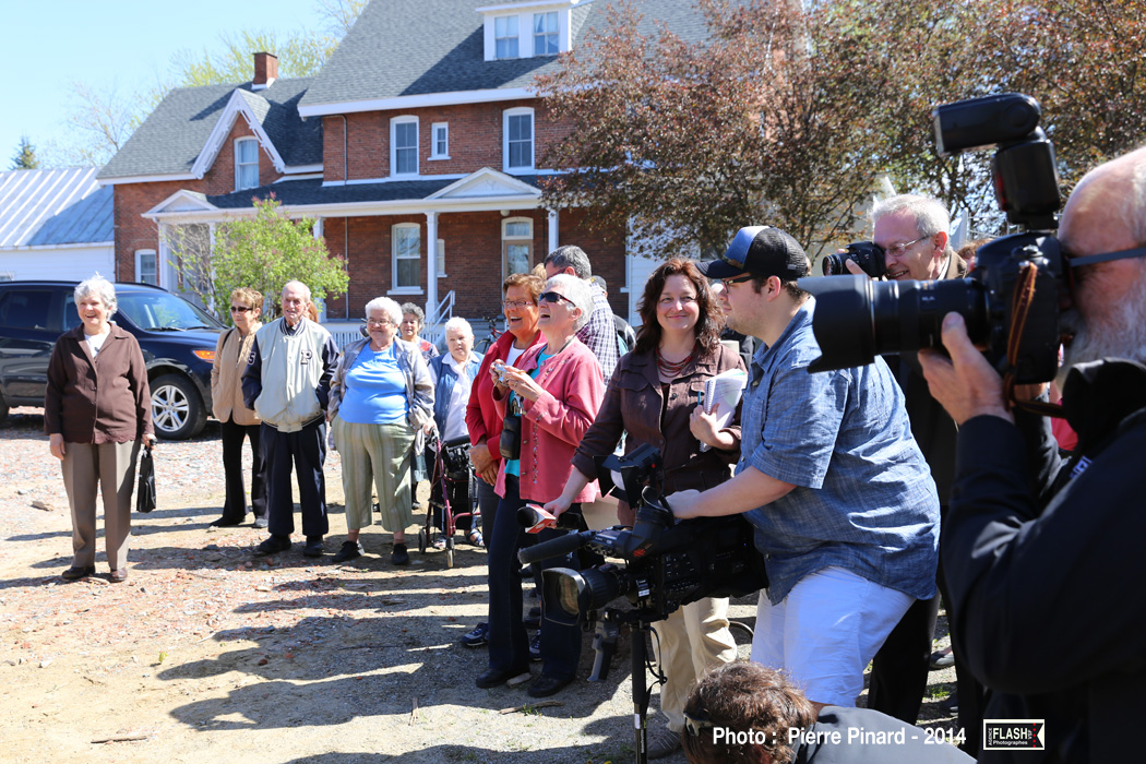 Pelletée de terre pour l'Église