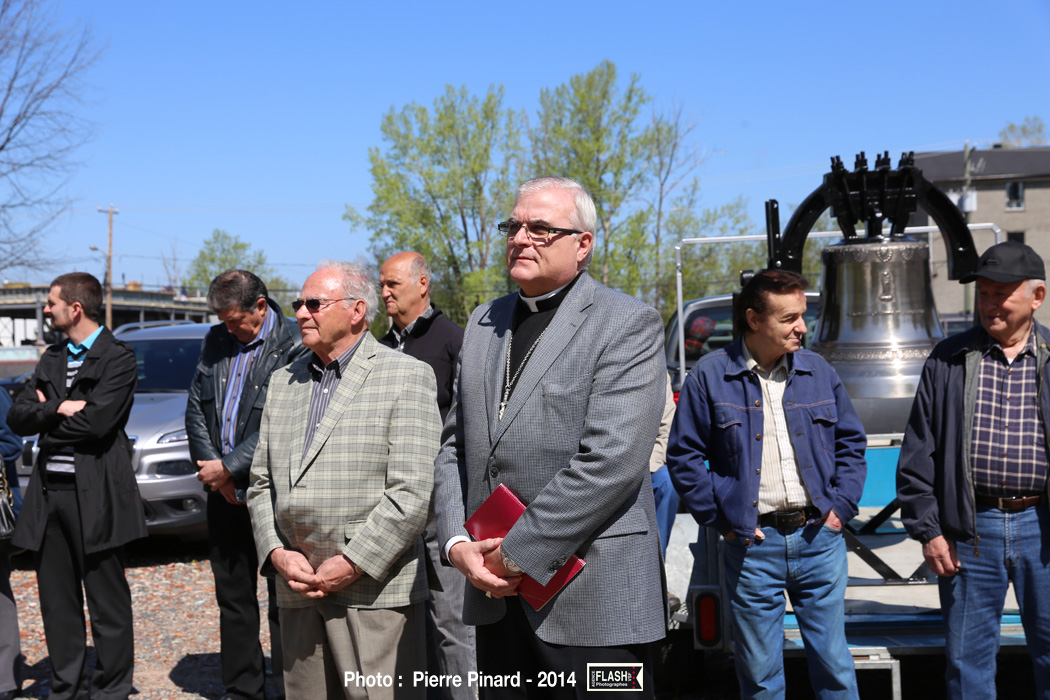 Pelletée de terre pour l'Église