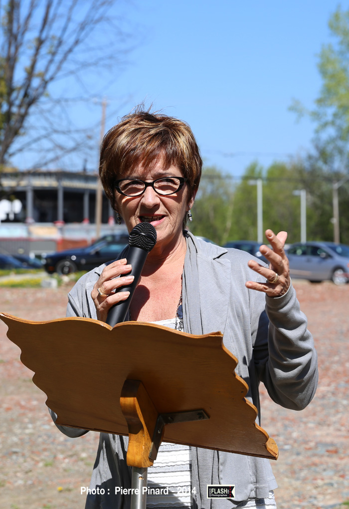 Pelletée de terre pour l'Église
