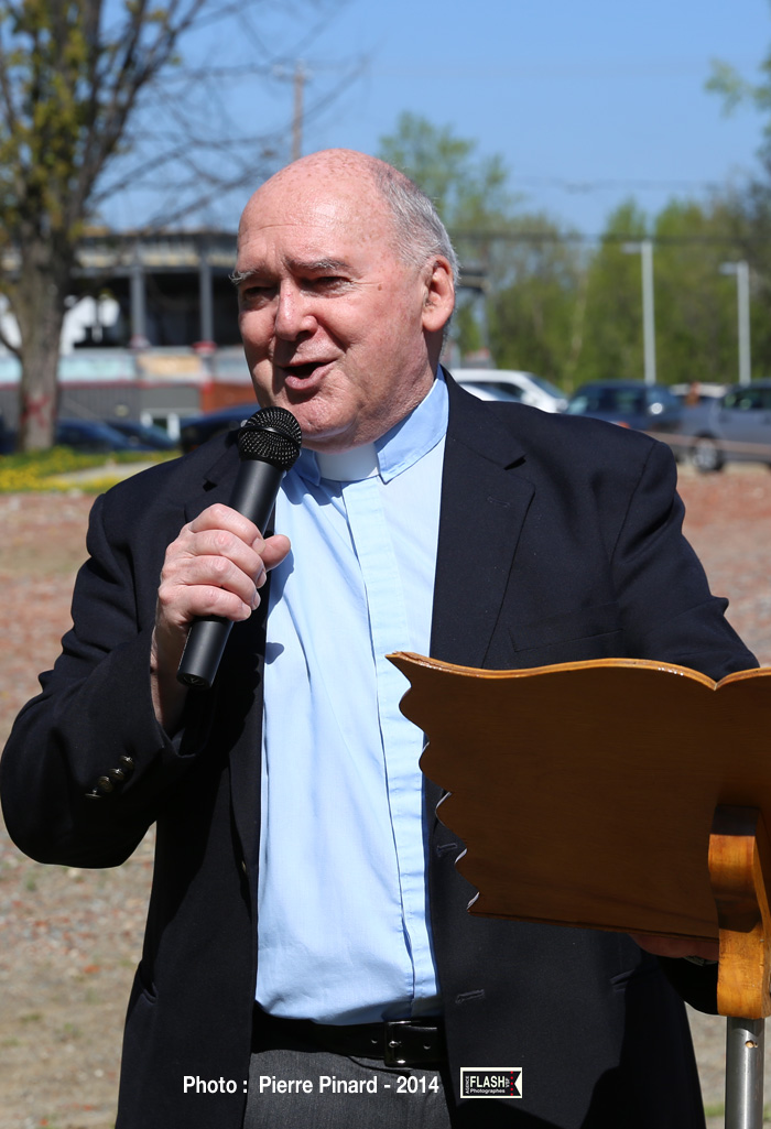 Pelletée de terre pour l'Église