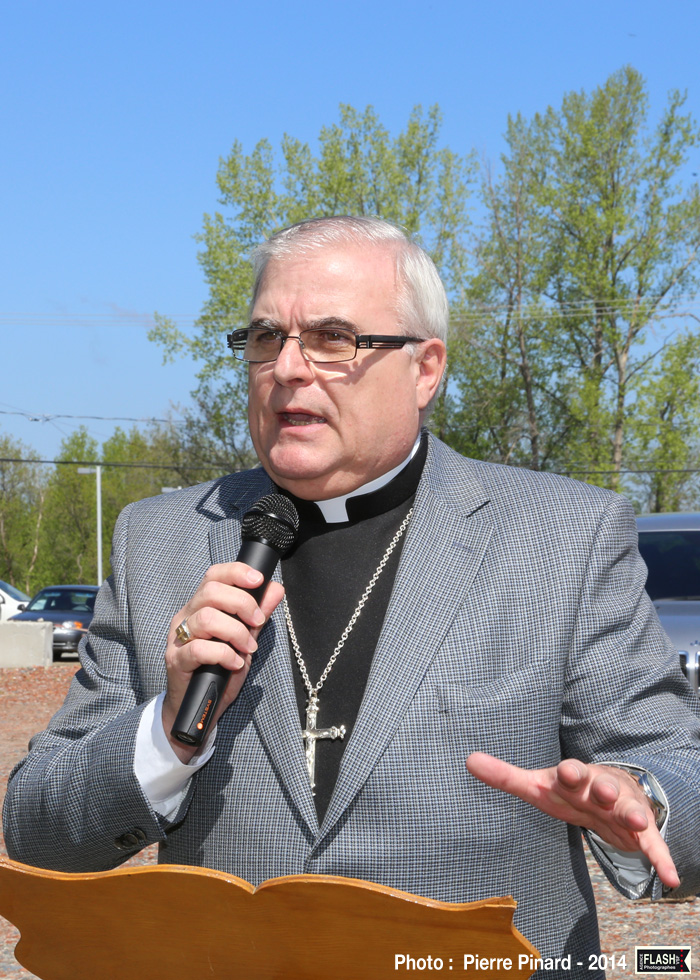 Pelletée de terre pour l'Église