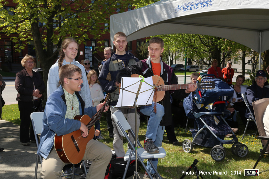 Pelletée de terre pour l'Église