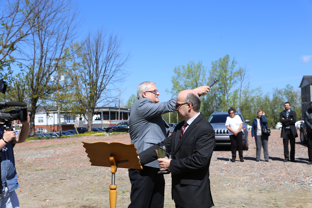 Pelletée de terre pour l'Église