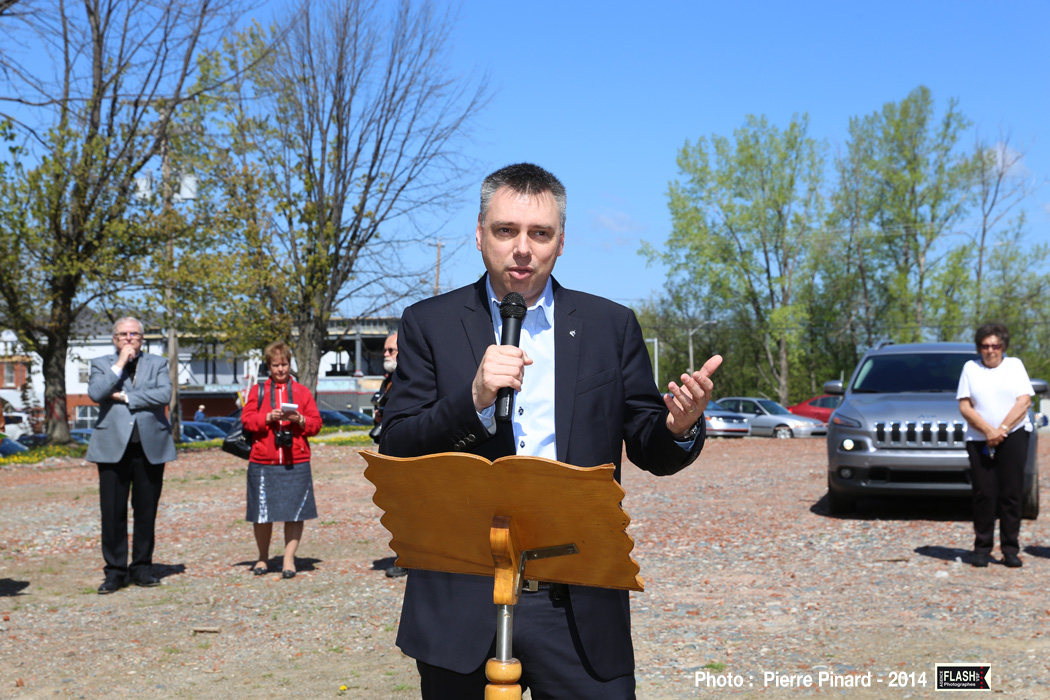 Pelletée de terre pour l'Église