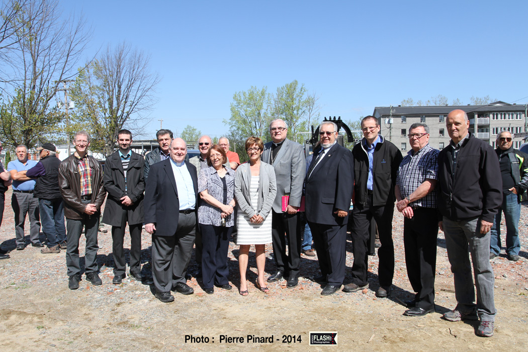 Pelletée de terre pour l'Église