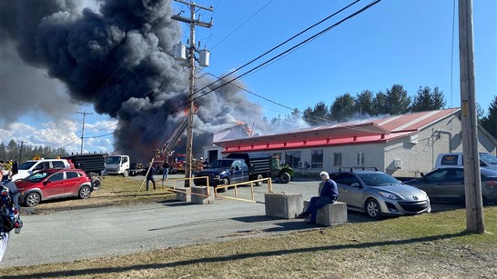 Un feu fait rage aux Équipements Champagne