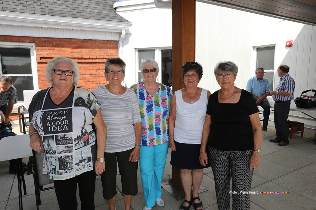 Les bénévoles du CH St-LOUIS aident pour l'achat de chaises