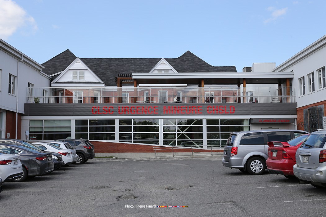 Les bénévoles du CH St-LOUIS aident pour l'achat de chaises